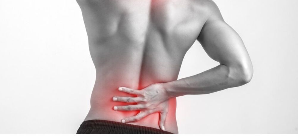 homem com lombalgia, a dor é na região marcada em vermelho